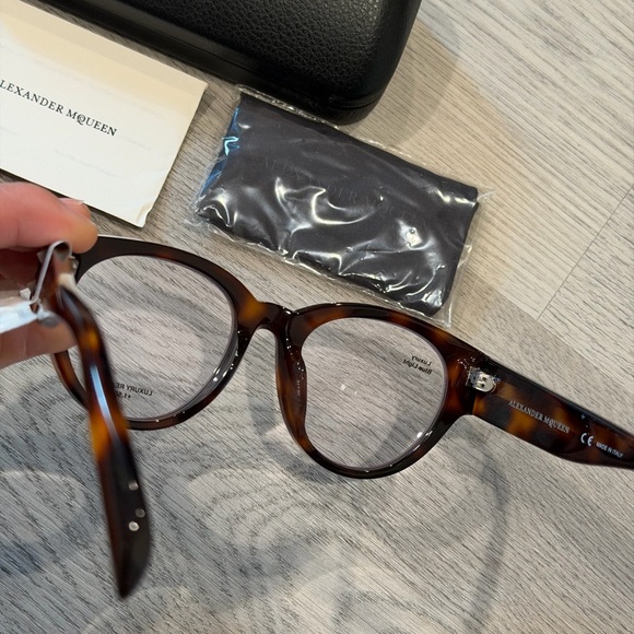 Alexander McQueen Brown Tortoise Reader - Picture 4 of 7